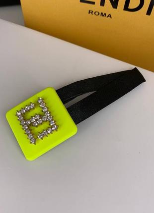 Заколка-лапка для волос желтая с брендовым логотипом из страз1 фото