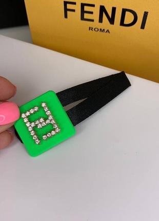 Заколка-лапка для волос зеленая с брендовым логотипом из страз2 фото