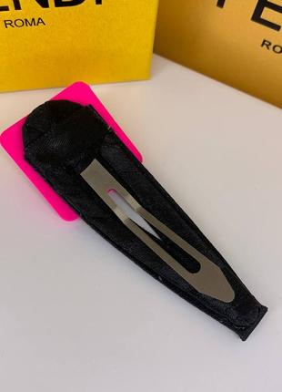 Заколка-лапка для волос розовая с брендовым логотипом из страз4 фото