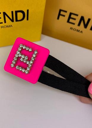 Заколка-лапка для волос розовая с брендовым логотипом из страз3 фото