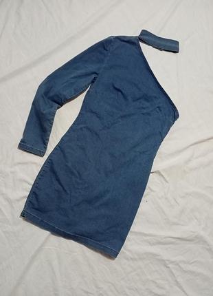 Шикарное джинсовое платье на одно плечо с чокером3 фото