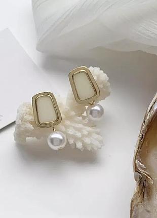 Красиві елегантні сережки з перлиною сережки