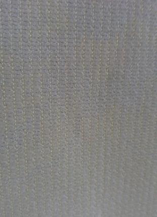 Светло-желтые шторы с коричневым, оранжевым орнаментом.