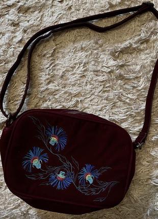 Красивенная сумочка на ремешке от reserved темно-вишневого цвета