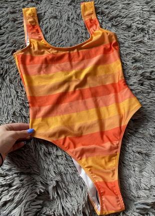 Відрядний злитий купальник відкрита спина