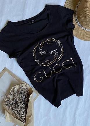 Базова чорна футболка в стилі gucci.