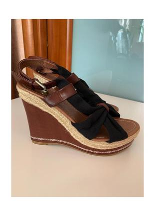 Босоніжки на платформі в стилі tommy hilfiger