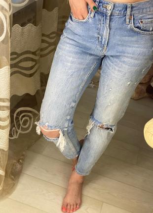 Zara джинсы с дырками средняя посадка