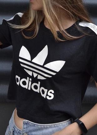 Топ adidas с рефлективными лампасами футболка