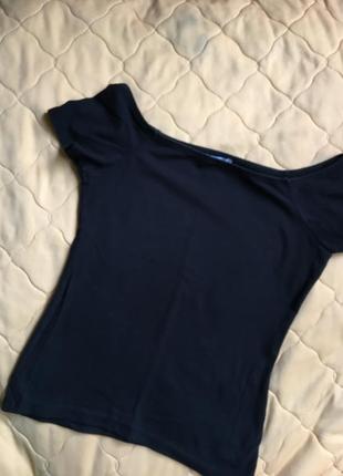 Футболка на плечі