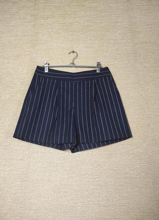 Короткие шорты из складками и карманами в полоску1 фото