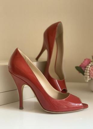Красные лаковые туфли dolce&gabbana с открытым носком. оригинал
