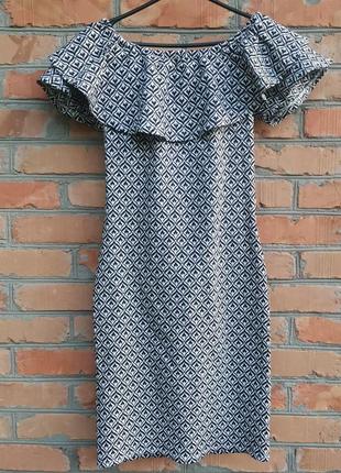 Шикарное платье с приспущенными плечами