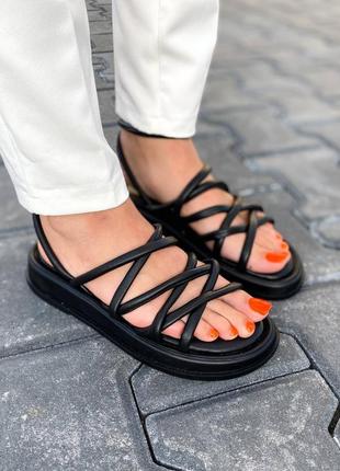 Босоніжки жіночі чорні шкіряні сандалі на платформі легкі літні