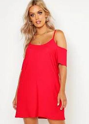 Стильное красное платье с открытыми плечами большого размера boohoo