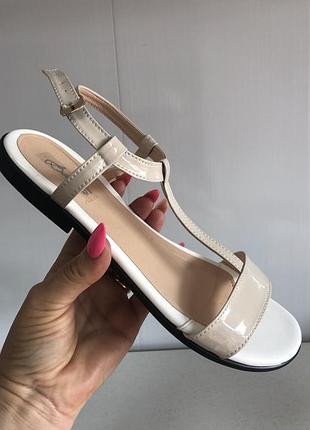 Кожані босоніжки.