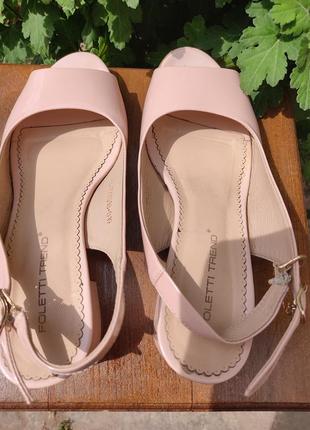 Бежевые босоножки кожаные боссоножки лакированные