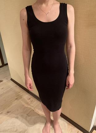 Платье по фигуре чёрное