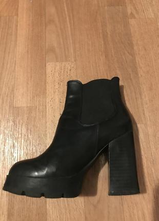 Кожаные чёрные ботинки на высоком удобном каблуке