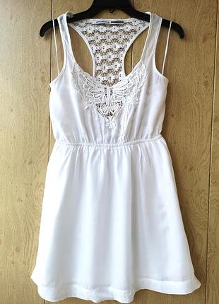 Легкое хлопковое летнее белое пляжное платье  сарафан с кружевом ришелье stradivarius