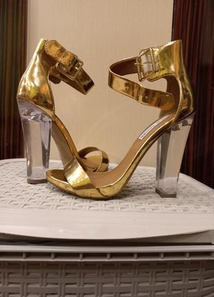 Золототые фірмові босоніжки