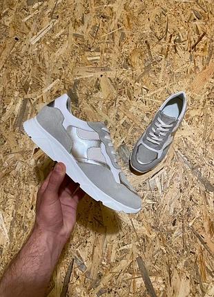 Жіночі кросівки від американського бренду anna field