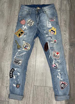 Рваные женские джинсы