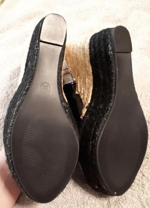 Лакові босоніжки танкетка платформа чорні соломка косичка відкритий носок туфлі сексі5 фото