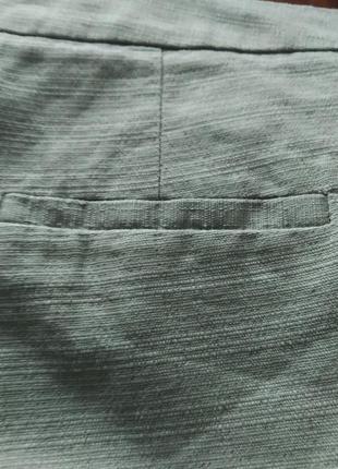 Літні лляні жіночі брюки оливкового кольору.