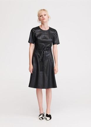 Жіноче плаття з еко-шкіри