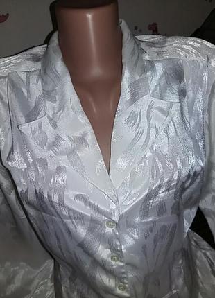 Неймовірно красива сорочка на подплечниках. швейцарія.