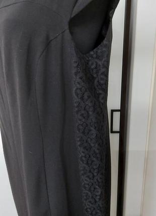 Чёрное платье футляр с гипюровыми вставками2 фото