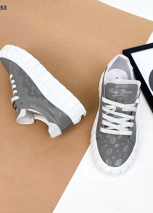 Кросівки жіночі шкіряні