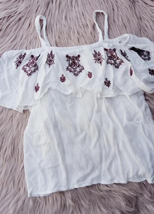 Топ на плечи с вышивкой и оборками