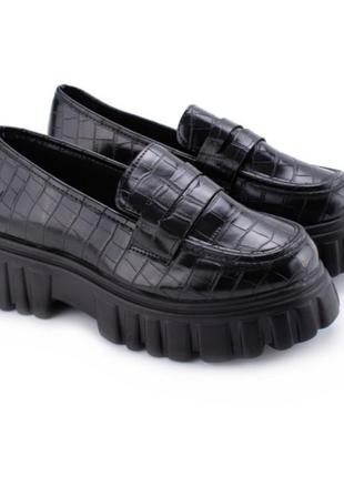 Стильні чорні туфлі лофери на платформі товстій підошві масивні модні рептилія3 фото
