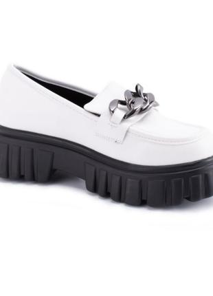 Стильные белые туфли лоферы на платформе толстой тракторной подошве массивные модные с цепью4 фото