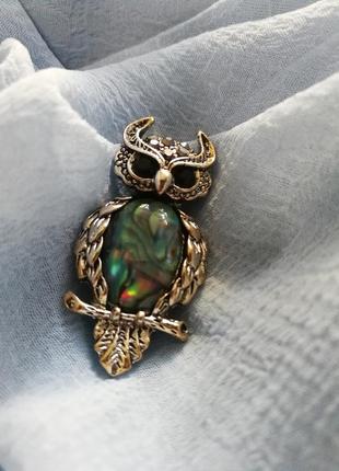 Брошка сова з перламутровим та чорними камінцями