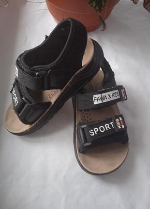 Дитячі босоніжки.