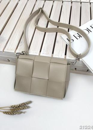 Плетений бежева сумочка. невелика сумочка кроссбоди. бежева плетена сумочка. сумочка через плече.