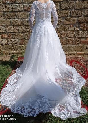 Біле весільне плаття пишне а-силует зі шлейфом класичне розкішна королівська з рукавами