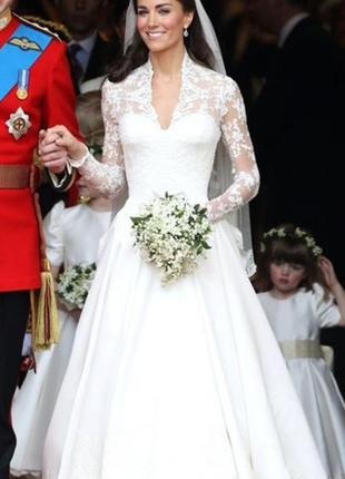 Біле весільне плаття пишне а-силует зі шлейфом класичне розкішна королівська з рукавами2 фото