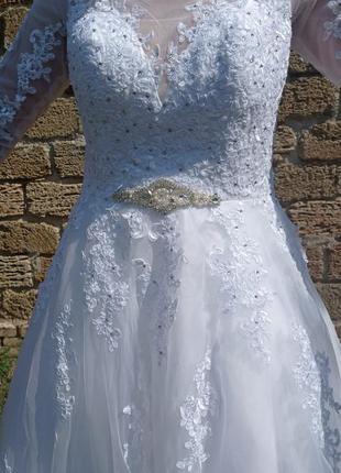 Белое свадебное платье пышное а-силуэт со шлейфом классическое роскошное королевское с рукавами7 фото