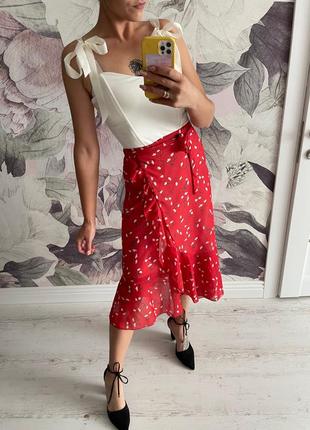 Червона спідниця на запах