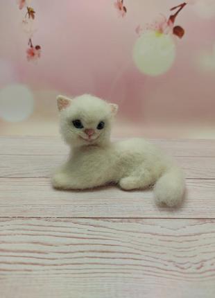Игрушка белый кот. кошка. фигурка кот. кот валенный