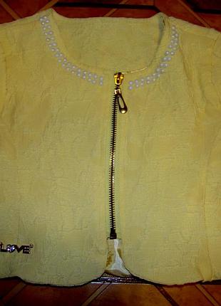 Коротенькая нарядная жилетка из рельефной ткани (10 лет)