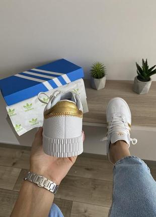 Шикарные женские кроссовки adidas samba белые с золотыми полосами2 фото