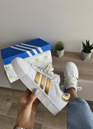 Шикарные женские кроссовки adidas samba белые с золотыми полосами3 фото