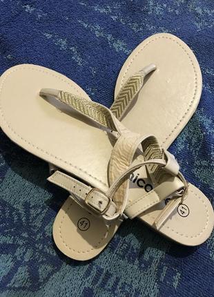 Босоніжки, в'єтнамки