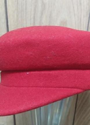 Червона шапка з козирком. шерсть. англія5 фото