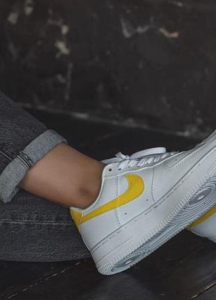 Красивые женские кроссовки nike air force 1 белые с желтым логотипом10 фото